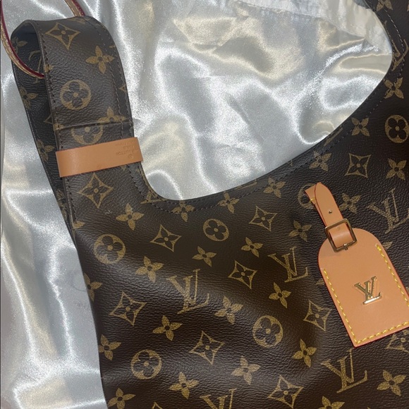 Louis Vuitton Atlantis GM Monogram Shoulder Bag - Picture 11 of 14